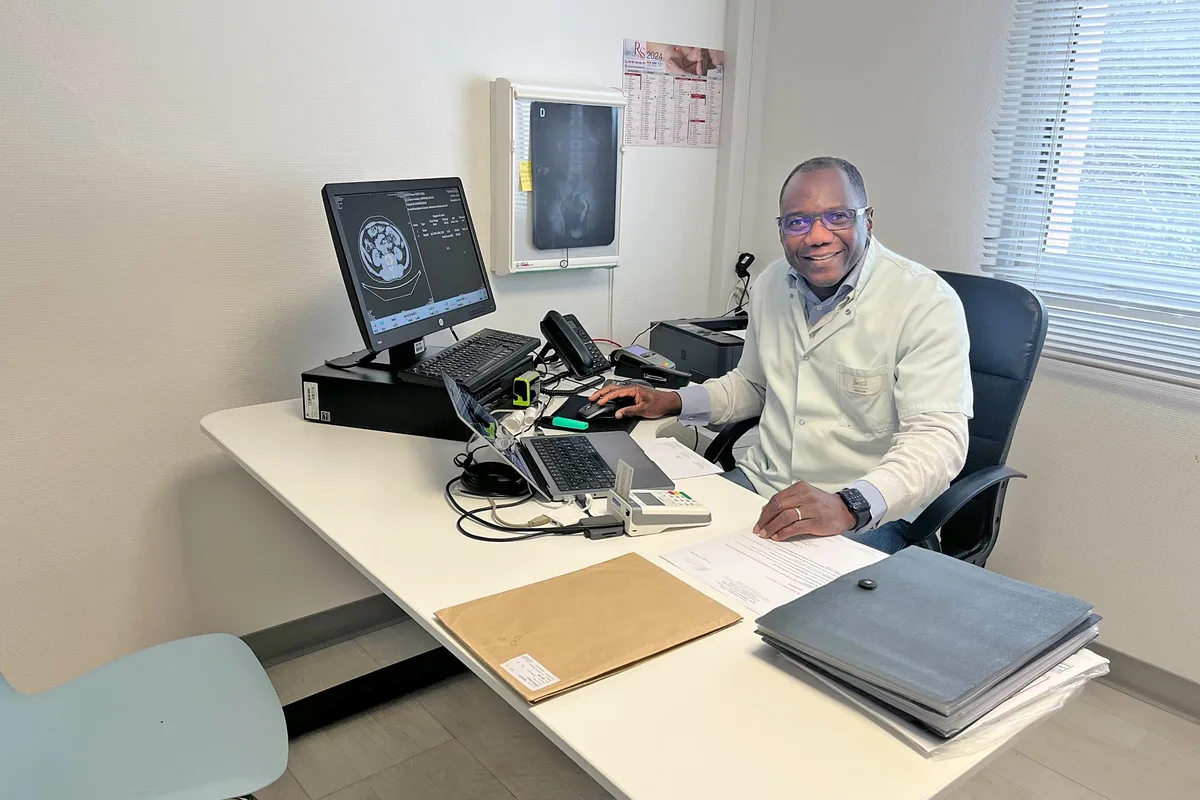 Le Dr Goris à son bureau de consultation